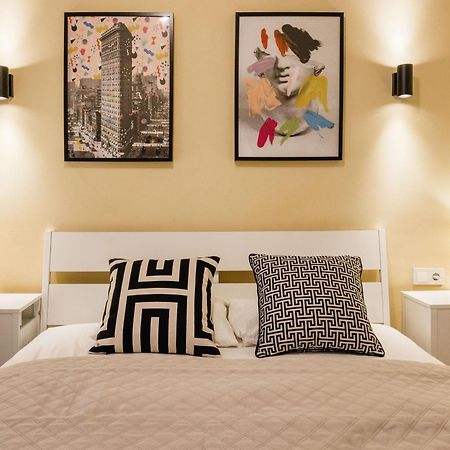 Apartamento Experience City Nightlife From A Sleek Lavish Pad Budapest Exterior foto