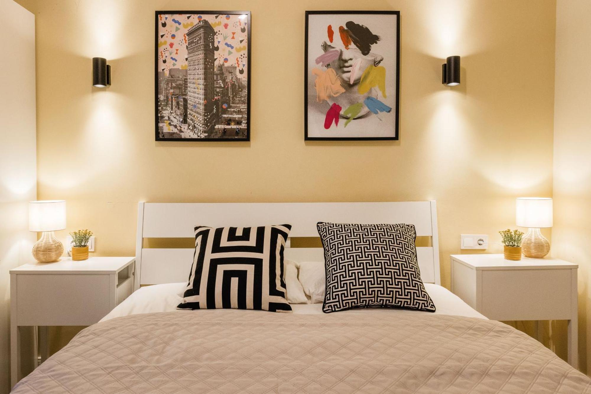 Apartamento Experience City Nightlife From A Sleek Lavish Pad Budapest Exterior foto